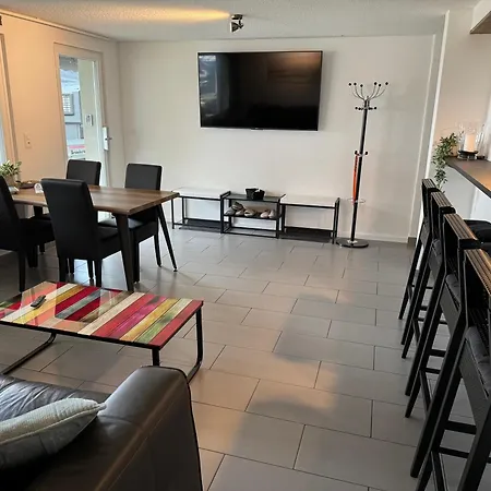 Und Berge Garden 폴린제